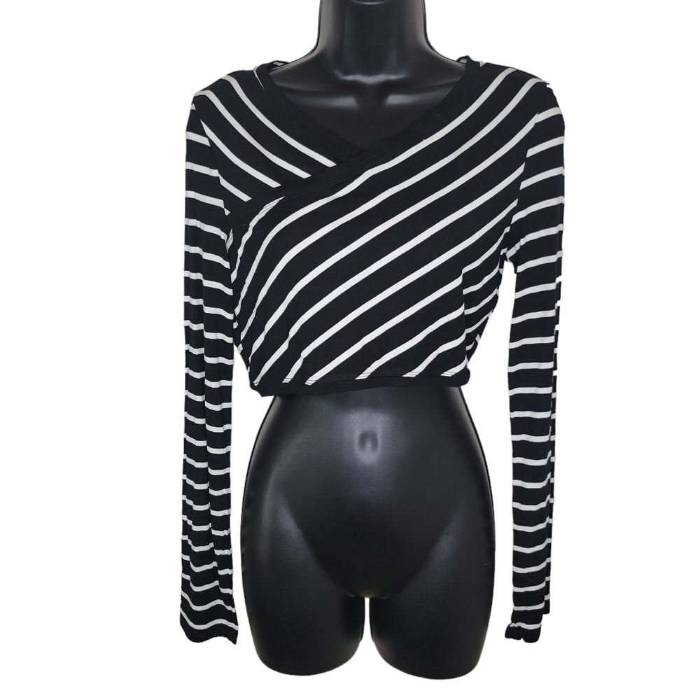BcbgMaxazaria NWT black & white striped crop top size medium